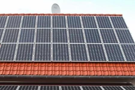 光伏發(fā)電板安裝費(fèi)一般是多少？幾萬(wàn)元到十幾萬(wàn)元！